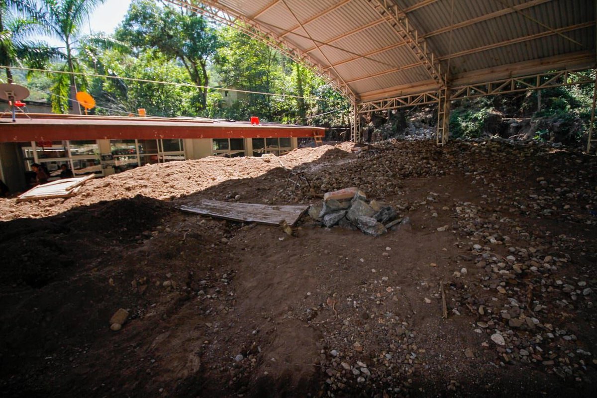 juliomenchaca_'s tweet image. Continuamos con los trabajos de limpieza y rehabilitación del Telebachillerato Comunitario Tenango, en Tepehuacán de Guerrero, sumando esfuerzos con docentes, estudiantes, padres de familia, y la @SEPHidalgo para restablecer las  condiciones del plantel.

#HidalgoUnido…