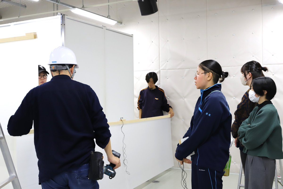 kua_ASP's tweet image. 【学生作品展】今日の3年生たちは11/1～11/2の大瓜生山祭に合わせて開催される学生作品展の準備中🧑‍🔧毎年恒例のポートフォリオ展示に加え、今年は研究内容をポスターにまとめて展示します📜アートプロデュースならではの面白い視点からの研究がずらり🤩週末はぜひ京都芸術大学に遊びに来てくださいね🥳