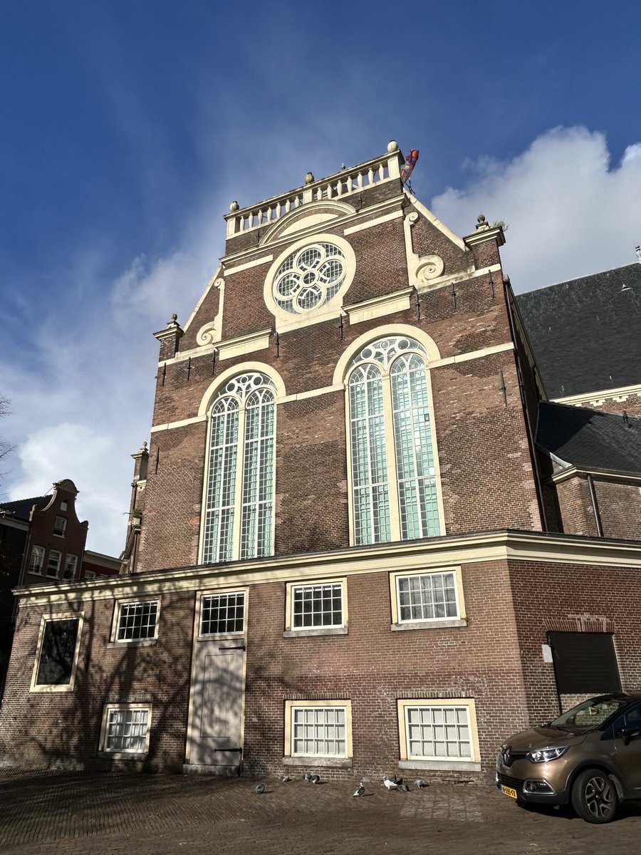 Dit is een fotootje van een van de vele stembureaus in Amsterdam. Alleen al in ‘mijn’ deel van de stad, het centrum, zijn er bijna 60 locaties waar we vandaag kunnen stemmen voor <a href="/TweedeKamer2025/">Tweede Kamerverkiezingen 2025</a>