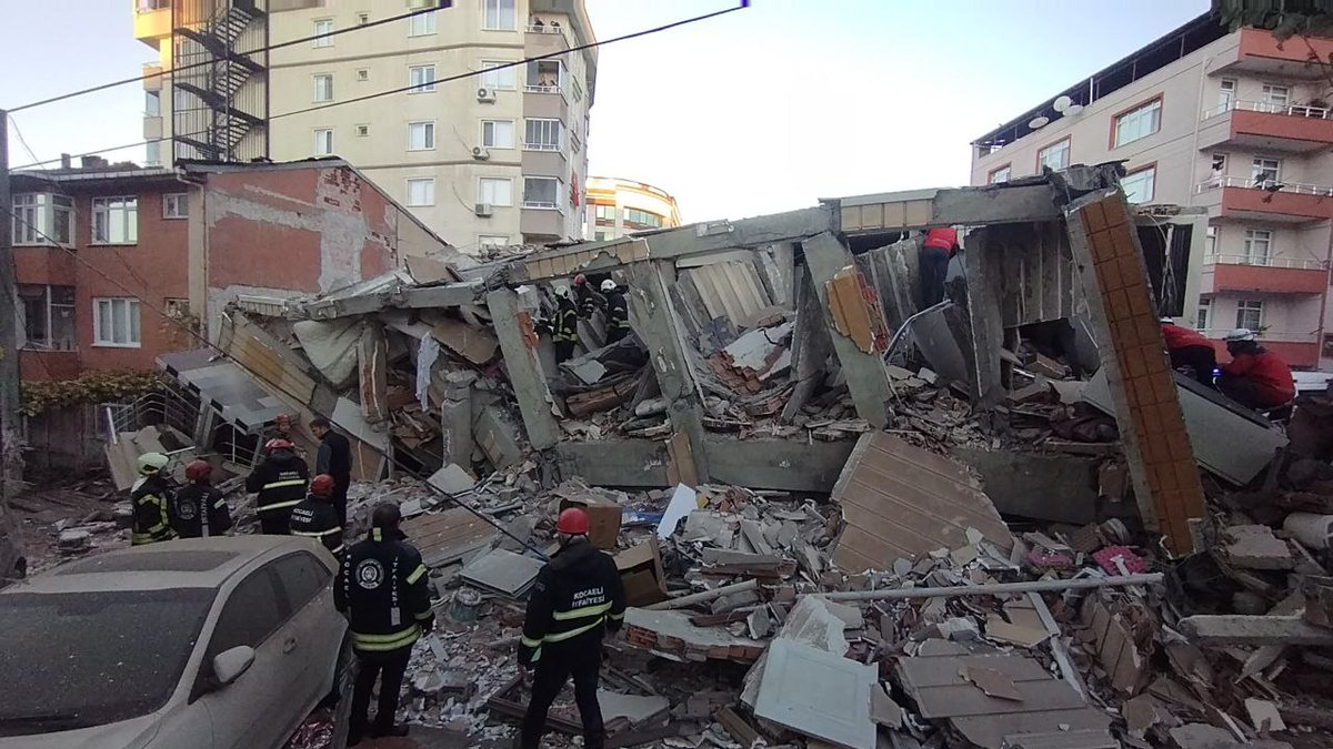 Gebze'de Bir Bina Çöktü: Enkaz Altında Kalanlar Var

Kocaeli'nin Gebze ilçesinde çok katlı bir bina çöktü. 7 kişinin enkaz altında olduğu aktarıldı.
Valilik binada aynı aileden 5 kişinin olduğunu ifade etti. Arama kurtarma çalışmaları sürüyor.