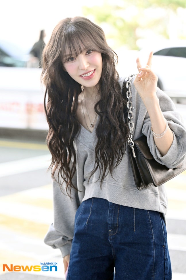 PHOTO】Red Velvet ウェンディ、ワールドツアーのためアメリカに出国