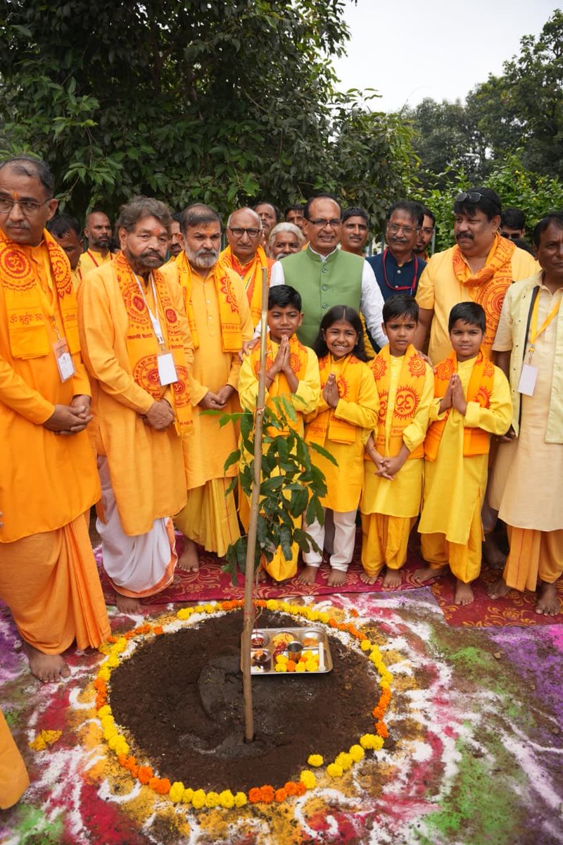 प्रतिदिन पौधरोपण के संकल्प के क्रम में आज भोपाल स्थित शारदा विहार आवासीय विद्यालय परिसर में, अखिल विश्व गायत्री परिवार द्वारा आयोजित ‘प्रांतीय युवा चिंतन शिविर’ में पधारे अपने प्यारे भांजे-भांजियों और गायत्री परिवार के सदस्यों के साथ पौधा रोपा।

भविष्य की पीढ़ियों को स्वच्छ और