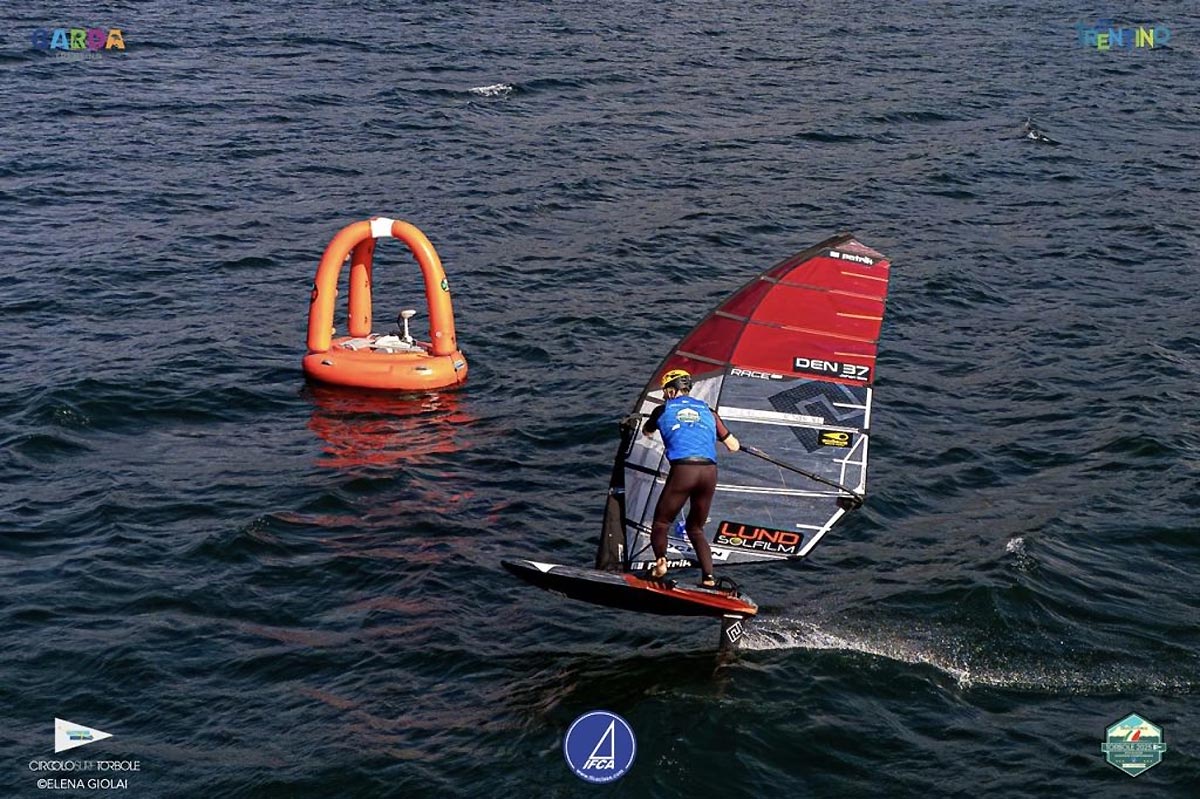 WJTweets's tweet image. 🇫🇷 Une belle épreuve à Torbole
 
Plus d’infos sur Windsurfjournal.com 👉 tinyurl.com/5xhtxk3w
- - -
🇬🇧 A great event in Torbole
 
More on  👉 tinyurl.com/kvp7n8ny

#IFCAFinFoilSlalomEuropeans #Torbole #JustineLemeteyer #JohanSøe #JordyVonk