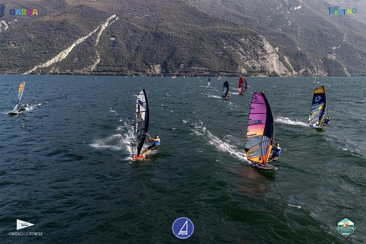 WJTweets's tweet image. 🇫🇷 Une belle épreuve à Torbole
 
Plus d’infos sur Windsurfjournal.com 👉 tinyurl.com/5xhtxk3w
- - -
🇬🇧 A great event in Torbole
 
More on  👉 tinyurl.com/kvp7n8ny

#IFCAFinFoilSlalomEuropeans #Torbole #JustineLemeteyer #JohanSøe #JordyVonk