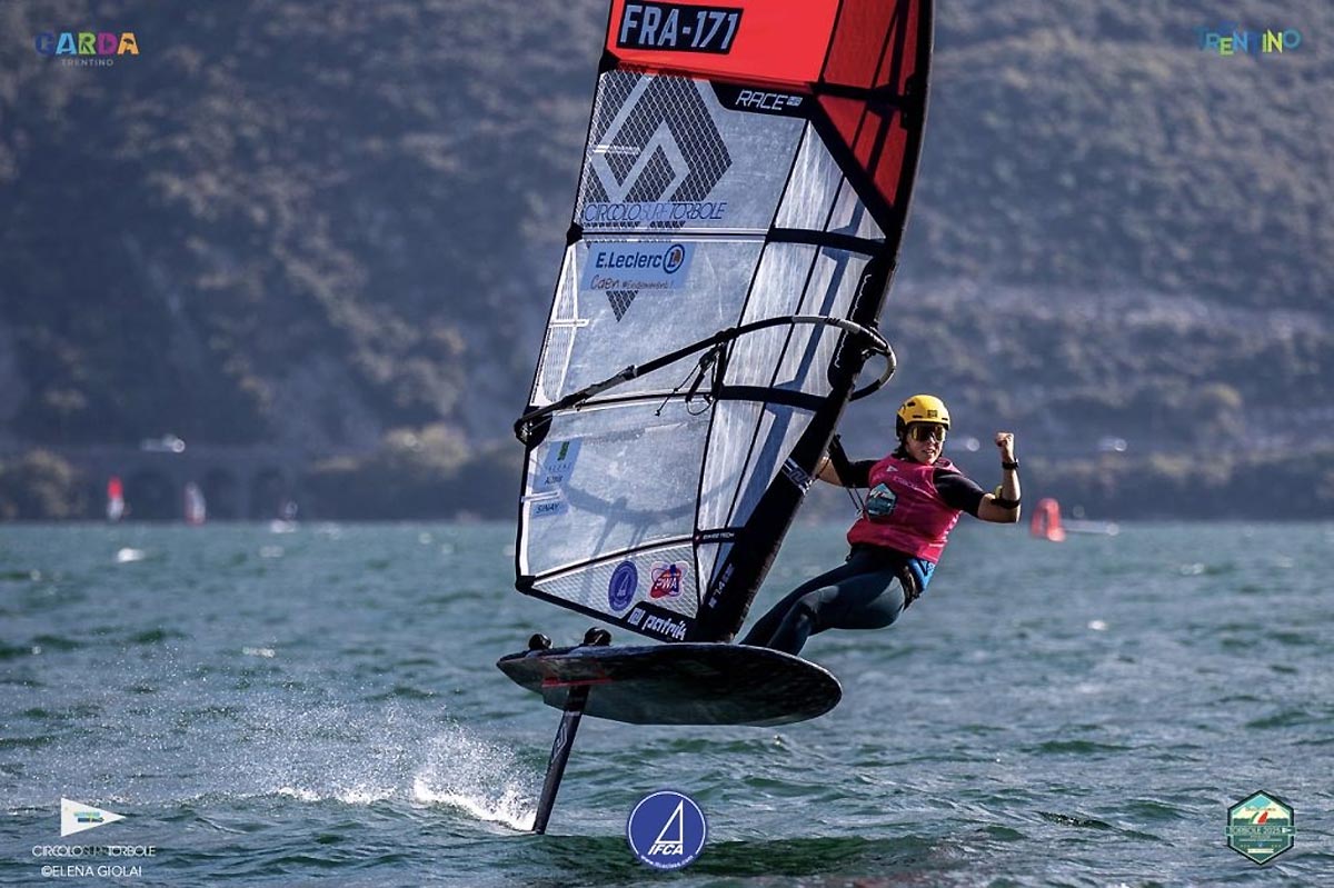 WJTweets's tweet image. 🇫🇷 Une belle épreuve à Torbole
 
Plus d’infos sur Windsurfjournal.com 👉 tinyurl.com/5xhtxk3w
- - -
🇬🇧 A great event in Torbole
 
More on  👉 tinyurl.com/kvp7n8ny

#IFCAFinFoilSlalomEuropeans #Torbole #JustineLemeteyer #JohanSøe #JordyVonk