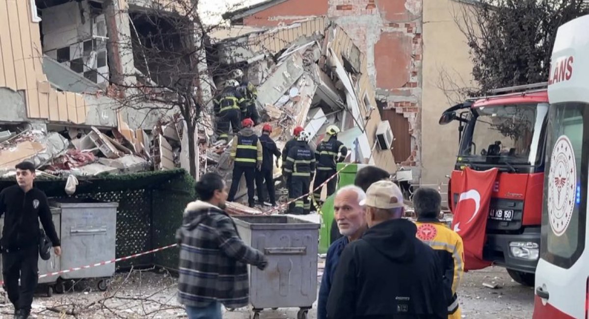 ibagsar's tweet photo. Kocaeli Gebze’de 6 katlı bina çöktü.

İBAG Arama Kurtarma Kocaeli ekiplerimiz Gebze’de çöken bina enkazının arama kurtarma çalışmalarına destek vermek için harekete geçti. https://t.co/kXGMjEE5Et