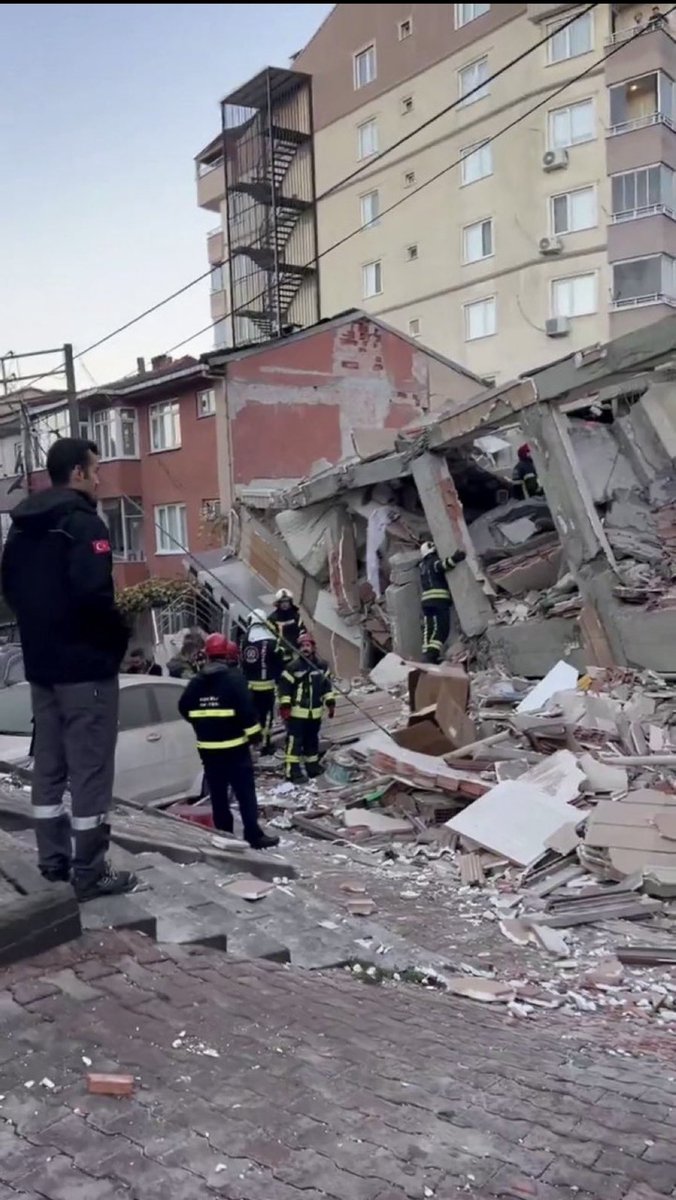 ibagsar's tweet photo. Kocaeli Gebze’de 6 katlı bina çöktü.

İBAG Arama Kurtarma Kocaeli ekiplerimiz Gebze’de çöken bina enkazının arama kurtarma çalışmalarına destek vermek için harekete geçti. https://t.co/kXGMjEE5Et