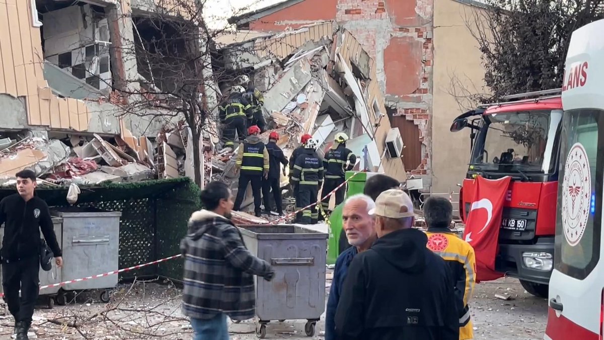 Kocaeli Gebze'de 6 katlı bi bina çökmüş ve enkaz altında kalanlar var

Durduk yere binalarımız çöküyorsa olası bi #deprem'de evlerimiz tabutumuz olacak