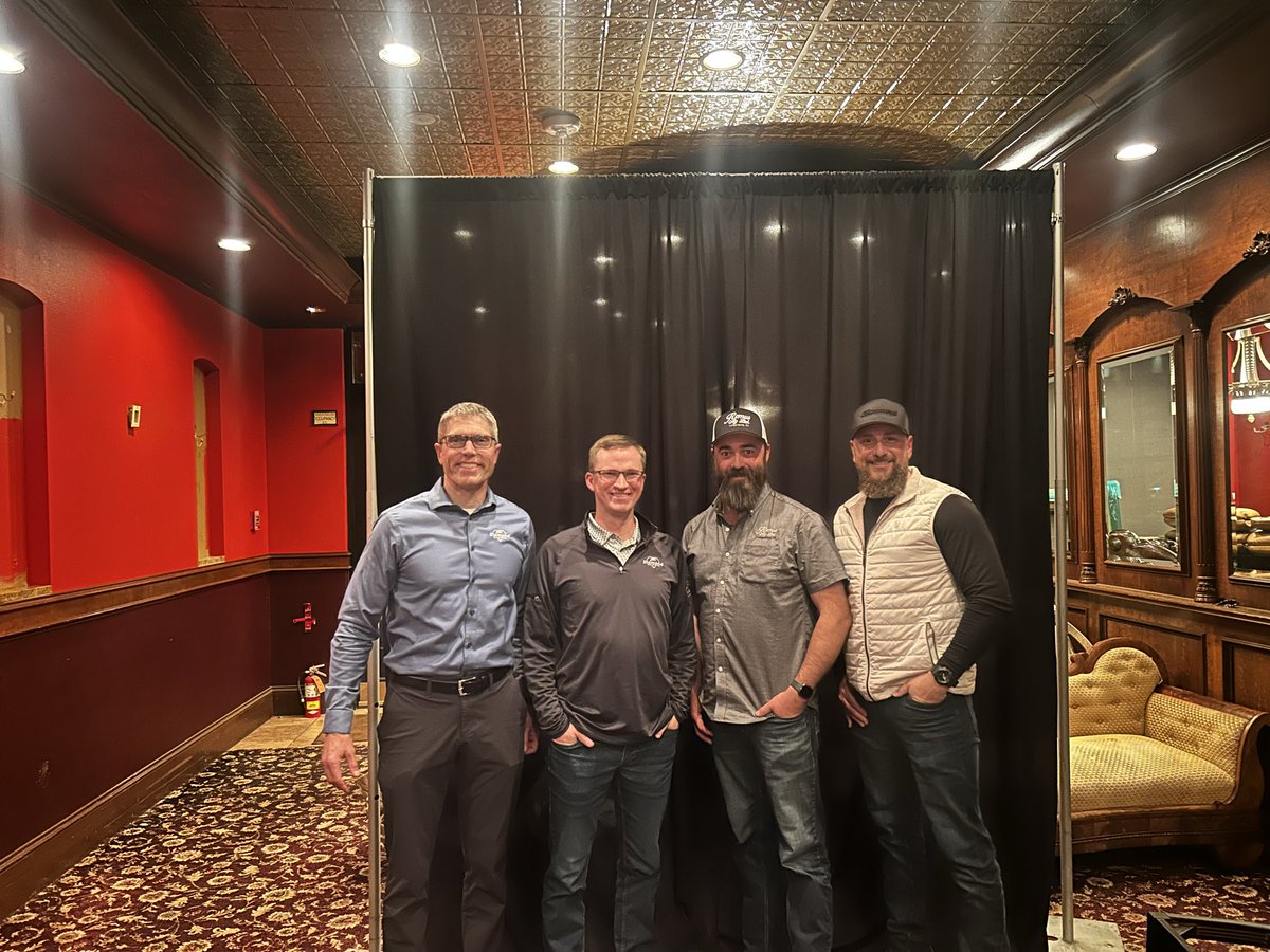 CurtisRemus's tweet photo. Getting to have supper with the top
3 guys of @diamondmowers is a pretty extraordinary experience #brushmanagment #diamondmowers https://t.co/3ikGpsJdHb