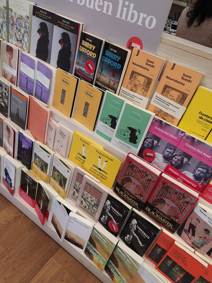 dirtyworksedit's tweet photo. ¡Qué sorpresa ayer, en @LaCentralenMad a bocajarro! 

¡Oro sucio! 

❤🔥

#dirtyworkseditorial #DirtyFamily #librerosquesabenlatín #libreríasfetén #gentebonita #templosdirty #coolashell #barrygifford #corazónsalvaje #SailoryLula #perditadurango #cabronazo #leahhampton https://t.co/Shi4wmPO8R