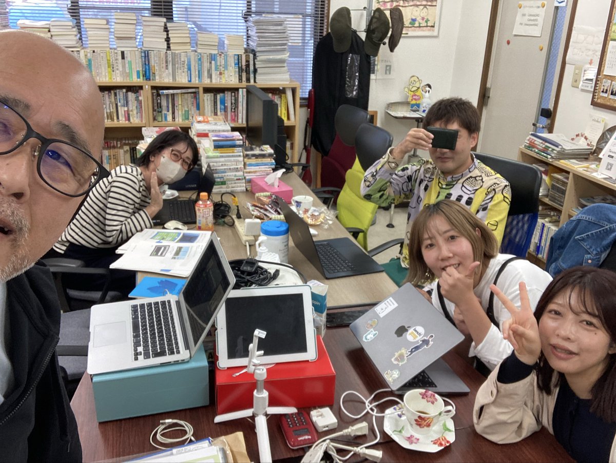 kanzan10to9's tweet image. 今日のカフーツは電子書籍、Zine、など個人出版の話で盛り上がり中。
カフーツではシェア型書店と並行して、その勉強会やっていきます。
ぜひご参加を！