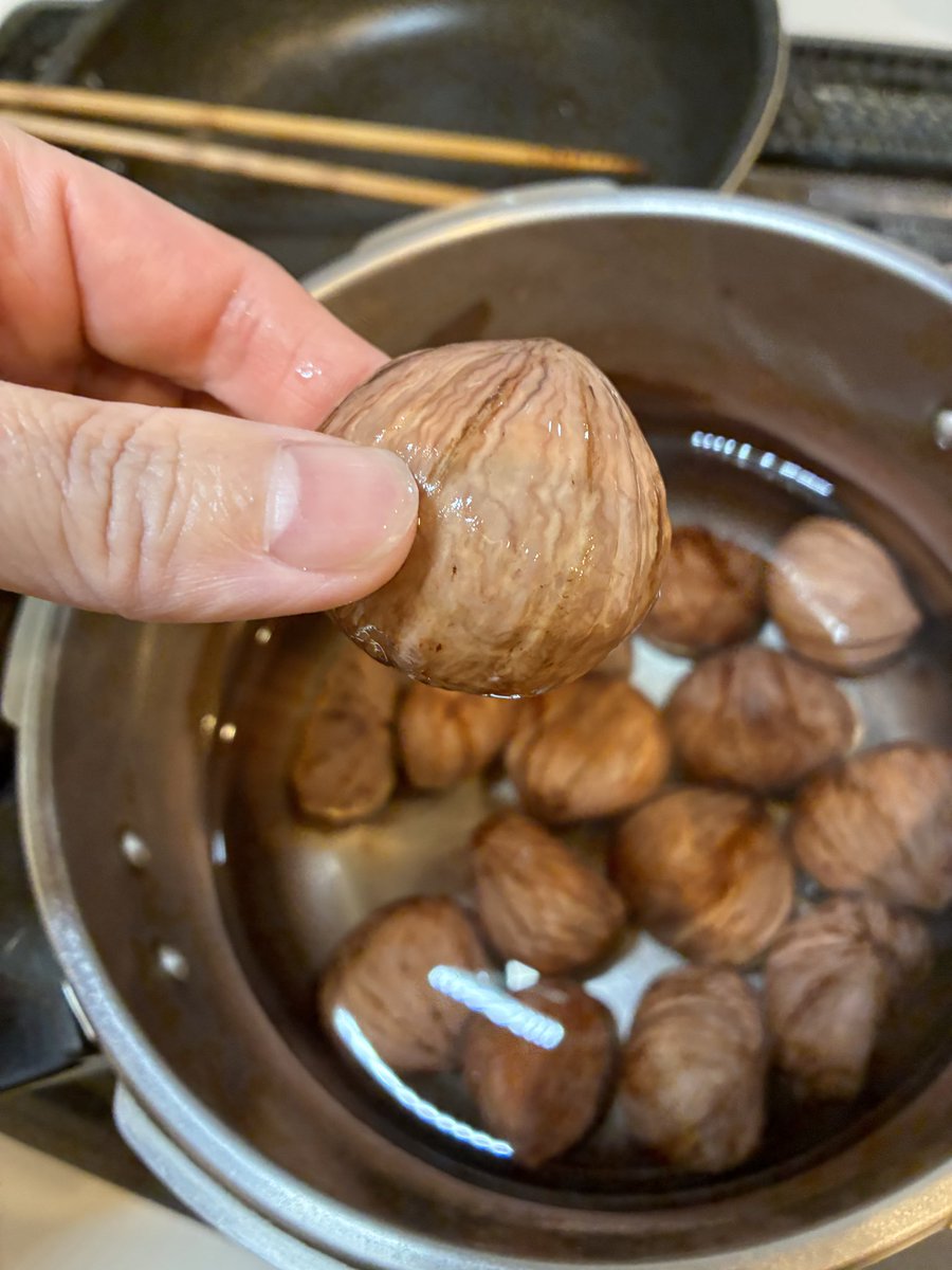 sacchichi's tweet photo. とっても大きな栗🌰が手に入ったので渋皮煮を作りました🙆‍♀️大成功😋 https://t.co/gGukU4DOYq