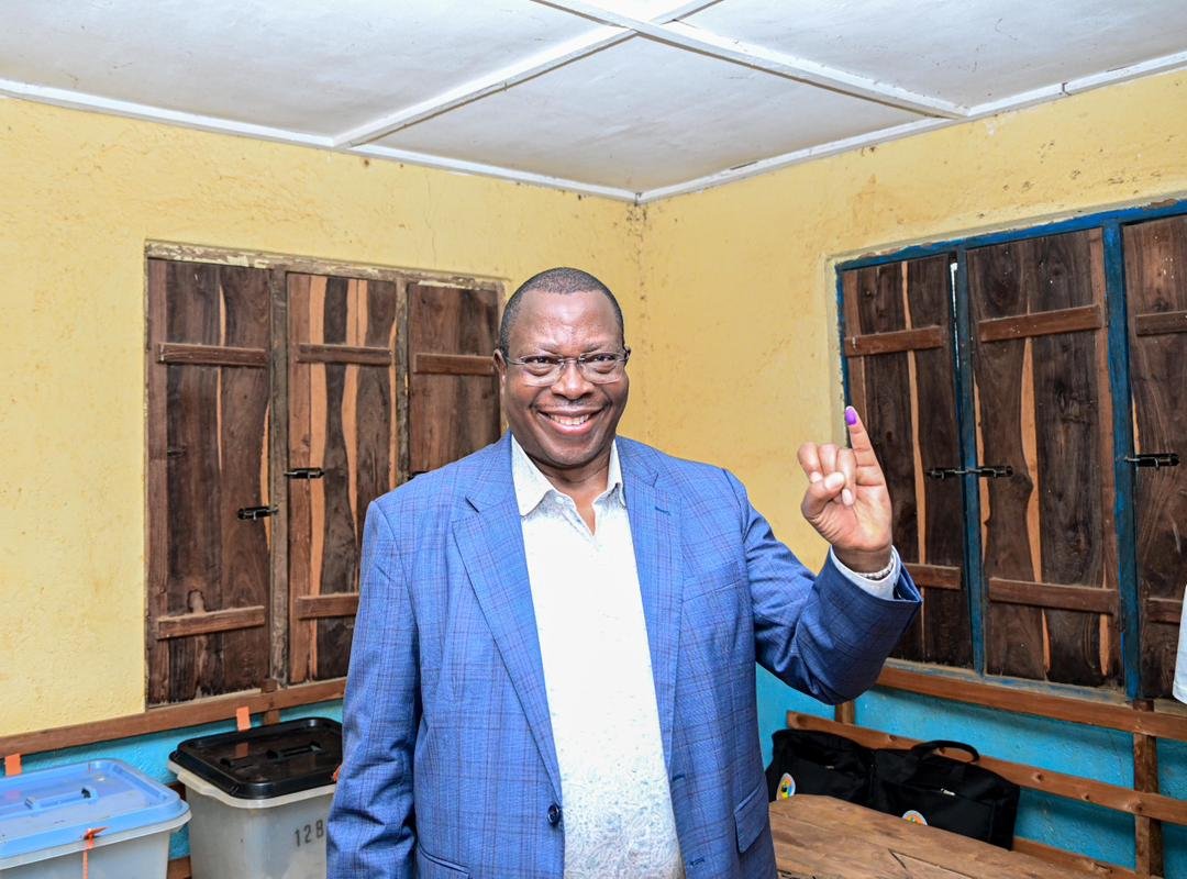 Halima_nyab's tweet photo. Makamu wa Rais, Dkt. Philip Mpango akishiriki zoezi la kupiga kura ya kuchagua Rais, Mbunge na Diwani akiwa katika Kijiji cha Kasumo, Wilaya ya Buhigwe mkoani Kigoma.

Leo Tunatiki Samia https://t.co/Scwu2tXZTJ
