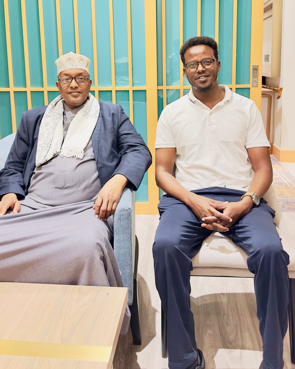 Waxaan xalay booqday awoowgay Ugaas C/rashiid Ugaas Rooble Ugaas Doodi oo beryahan ku sugan Magaalada Hargeysa.
Wada sheekaysi dheer iyo war kala qaadasho ayey xalay noo ahayd. 
Aad ayaan u bogaadinayaa soo dhaweynta, dad jacaylka iyo furfurnaanta Ugaas C/rashiid Ugaas Rooble.