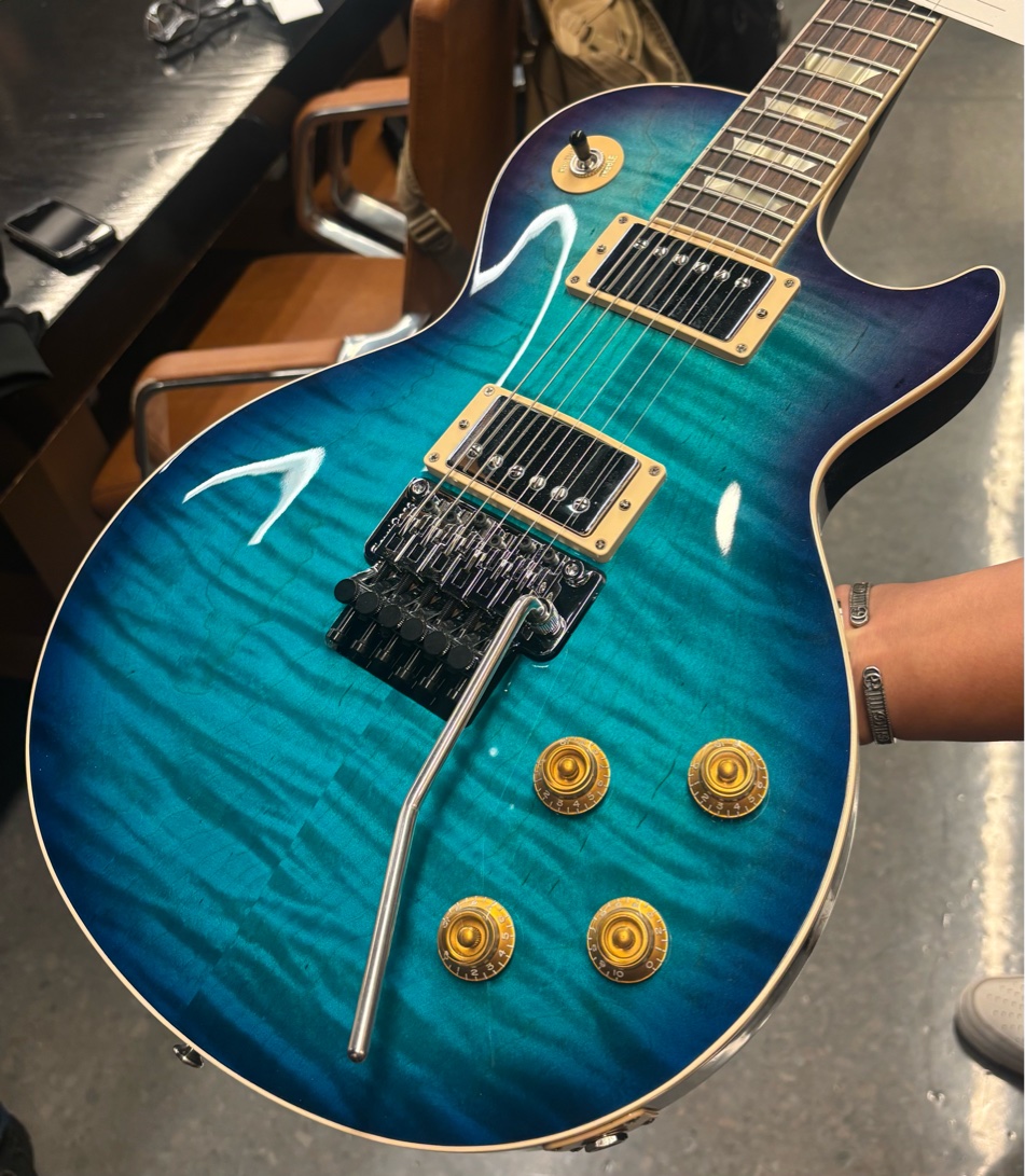 electric_gp's tweet image. ギブソンフロア

現地カスタムショップ選定品の速報です！！

Les Paul Axcess Standard Floyd Rose Blue Berry Burst 
Les Paul Custom Figured Orange Twilight Fade Left Hand
1959 Les Paul Standard Warm Amber

個性的な3本をGET！！入荷までお楽しみに。

#ギタプラ #Gibson #CustomShop