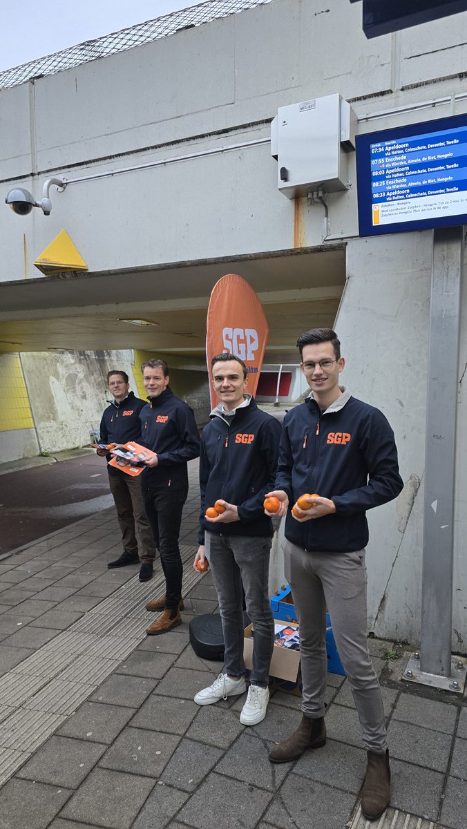 SGPRH's tweet image. Traditiegetrouw flyeren we op de dag van stemmen nog bij het station! 

Laat vandaag je stem niet verloren gaan, stem christelijk, voor Nederland. Stem @SGPnieuws