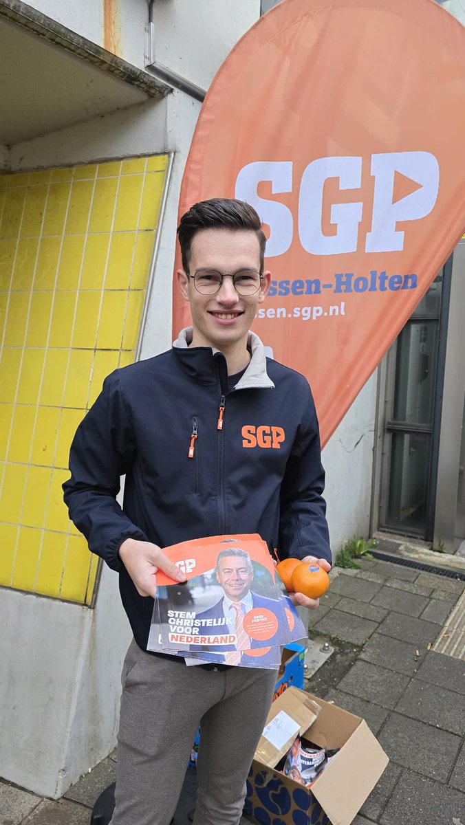 SGPRH's tweet image. Traditiegetrouw flyeren we op de dag van stemmen nog bij het station! 

Laat vandaag je stem niet verloren gaan, stem christelijk, voor Nederland. Stem @SGPnieuws