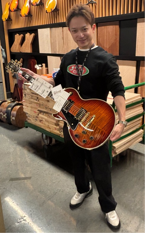 electric_gp's tweet image. ギブソンフロア

現地カスタムショップ選定品の速報です！！

Les Paul Axcess Standard Floyd Rose Blue Berry Burst 
Les Paul Custom Figured Orange Twilight Fade Left Hand
1959 Les Paul Standard Warm Amber

個性的な3本をGET！！入荷までお楽しみに。

#ギタプラ #Gibson #CustomShop