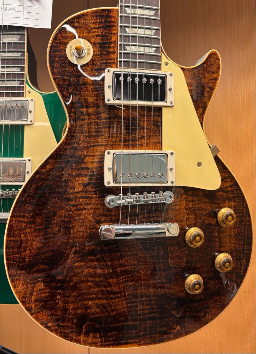 electric_gp's tweet image. ギブソンフロア

現地カスタムショップ選定品の速報です！！

Les Paul Axcess Standard Floyd Rose Blue Berry Burst 
Les Paul Custom Figured Orange Twilight Fade Left Hand
1959 Les Paul Standard Warm Amber

個性的な3本をGET！！入荷までお楽しみに。

#ギタプラ #Gibson #CustomShop