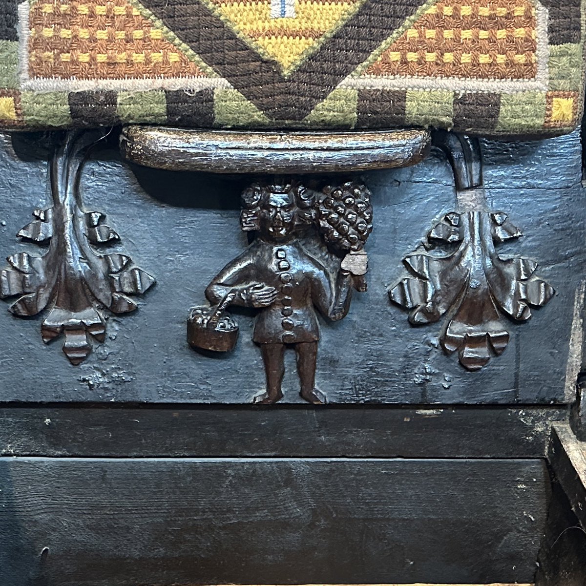 RAGriggsauthor's tweet photo. Another misericord from Great Malvern Priory. Installed in the 15th century they represent the labours of the months of the year.
This one shows a man with many buttons carrying a basket.
#woodcarvingwednesday #misericords #medieval https://t.co/yPDI5NdZMT