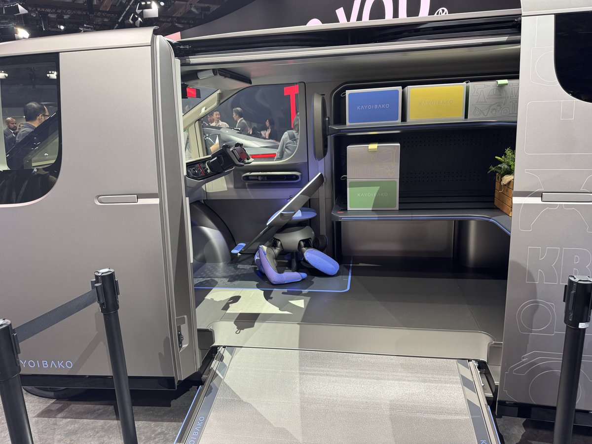 ロボットは他にもあって、小さい荷物運び専用の方が先に実用化されるかも。商業施設で買い物の際のコンパニオンに最高よね。それから貨物車両での利用も考えているようで、さっきの四脚も自動車の座席として使えて、さらに停めてからの移動とかも視野にあるようでした。