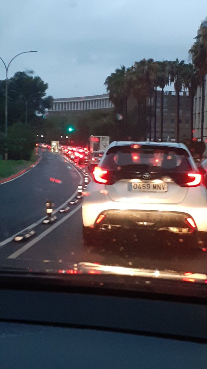 Otra mañana de pesadilla para salir de #SevillaEste y el carril del tranvibús vacío. En 15 minutos no ha pasado ni uno, y el barrio colapsado!
<a href="/Ayto_Sevilla/">Ayuntamiento de Sevilla</a> 
<a href="/traficosevilla/">Tráfico en Sevilla</a>