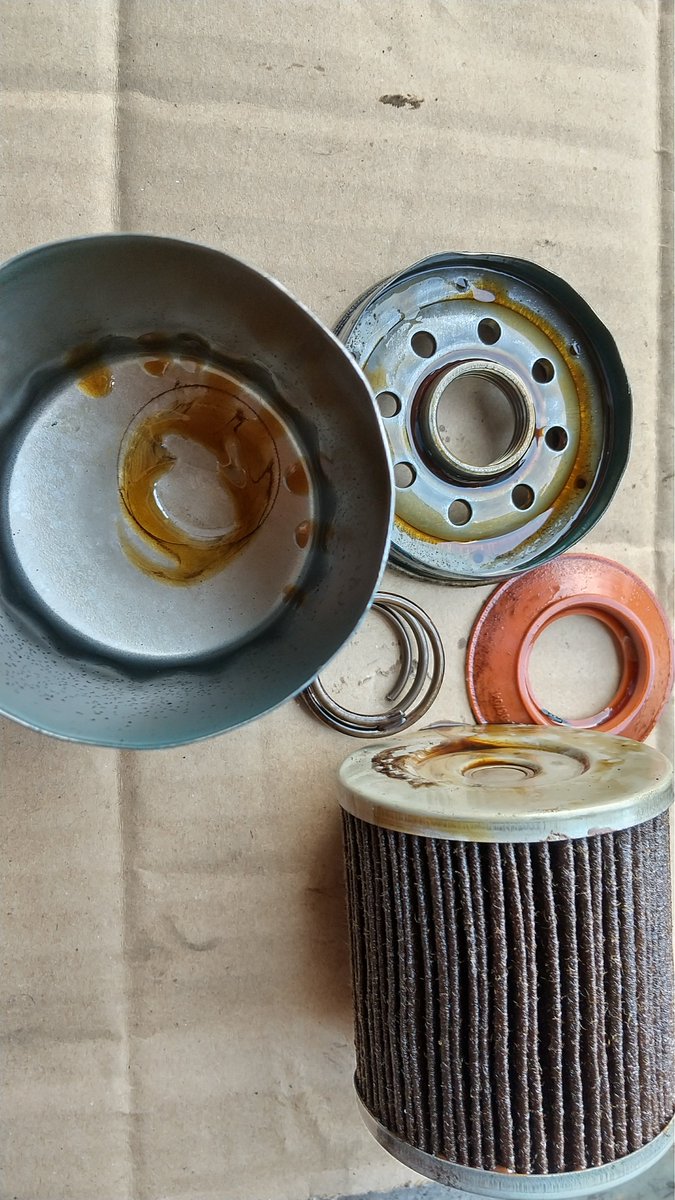 loadero6's tweet photo. オイルフィルター分解。4年2万キロ使用。走行距離16万キロ、na1500cc。オイル交換頻度5千キロ位。 https://t.co/u2JXNSfgYp