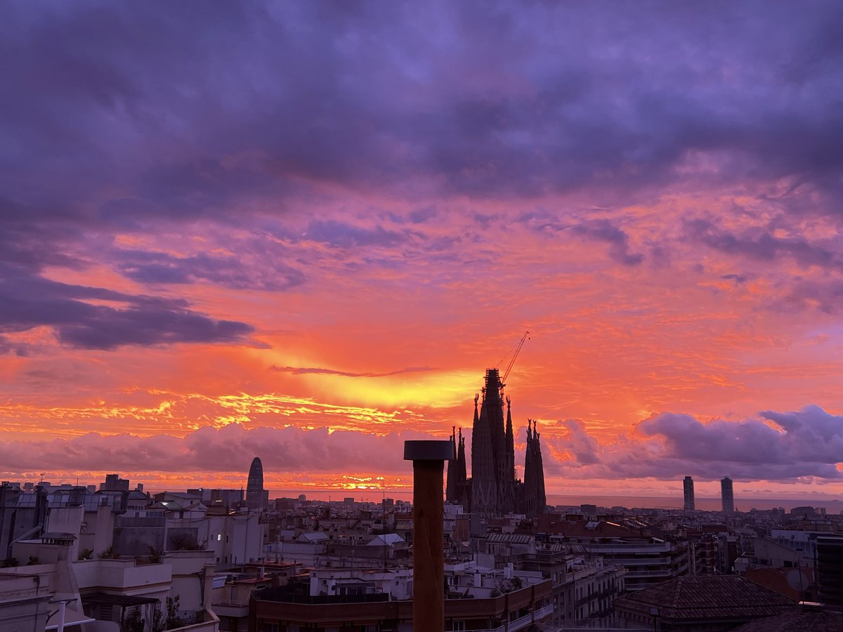 Bon dia! Per uns moments el cel ha estat un espectacle de colors just abans de la sortida del sol.<a href="/SoniaPapell/">Sònia Papell Caimons</a> <a href="/tempsdemeteo/">Temps de Méteo</a> <a href="/btveltemps/">btv el temps</a> <a href="/3CatInfoelTemps/">3CatInfo El temps</a> <a href="/eltemps_rtve/">El Temps</a> <a href="/AEMET_Cat/">AEMET_Cataluña</a> <a href="/meteocat/">Meteocat</a>