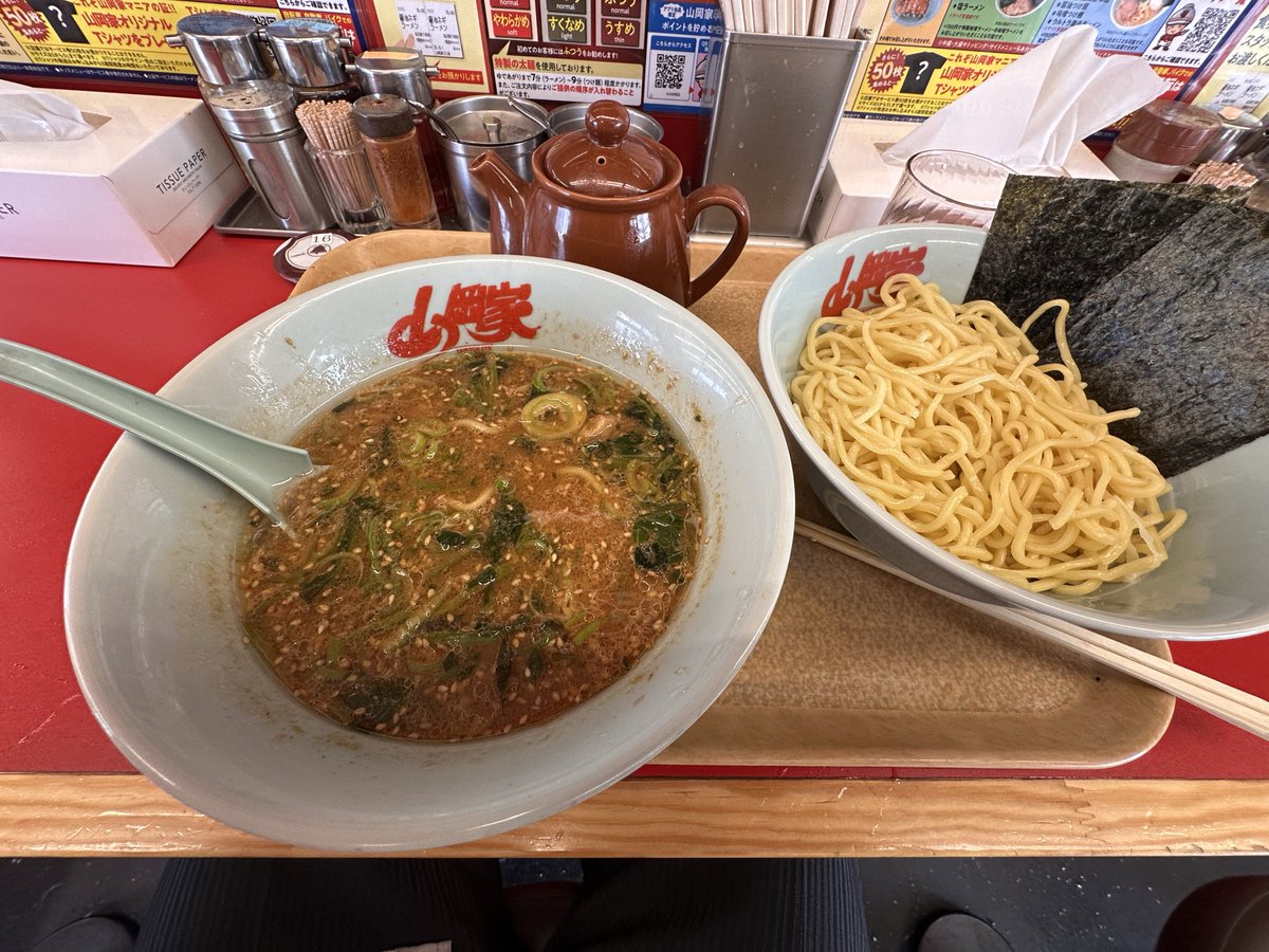 タイヤ交換終わってやっとお昼食べて車庫帰る🚗³₃
夏タイヤ6本とも処分になった☺️次夏タイヤ履く時は新品やな😏
帰って自分の車もタイヤ交換とオイル交換行かないとだ😊
