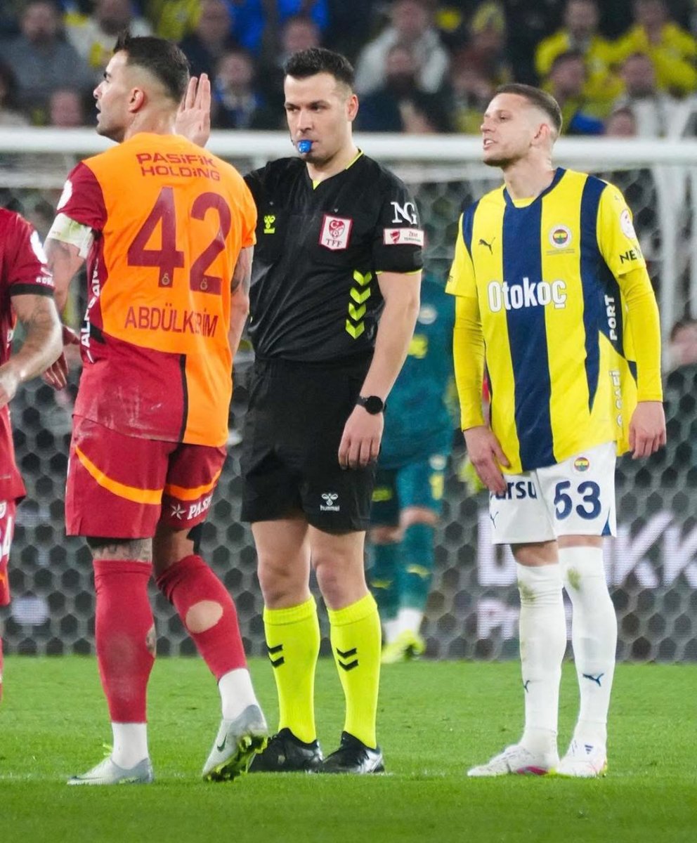 Huge scandal in Turkish football❗️

The Turkish Football Federation has revealed that 371 referees out of 571 in the professional leagues have sports betting accounts. 🤯

Among them, 42 referees have personally placed bets on over 1,000 matches. 😮