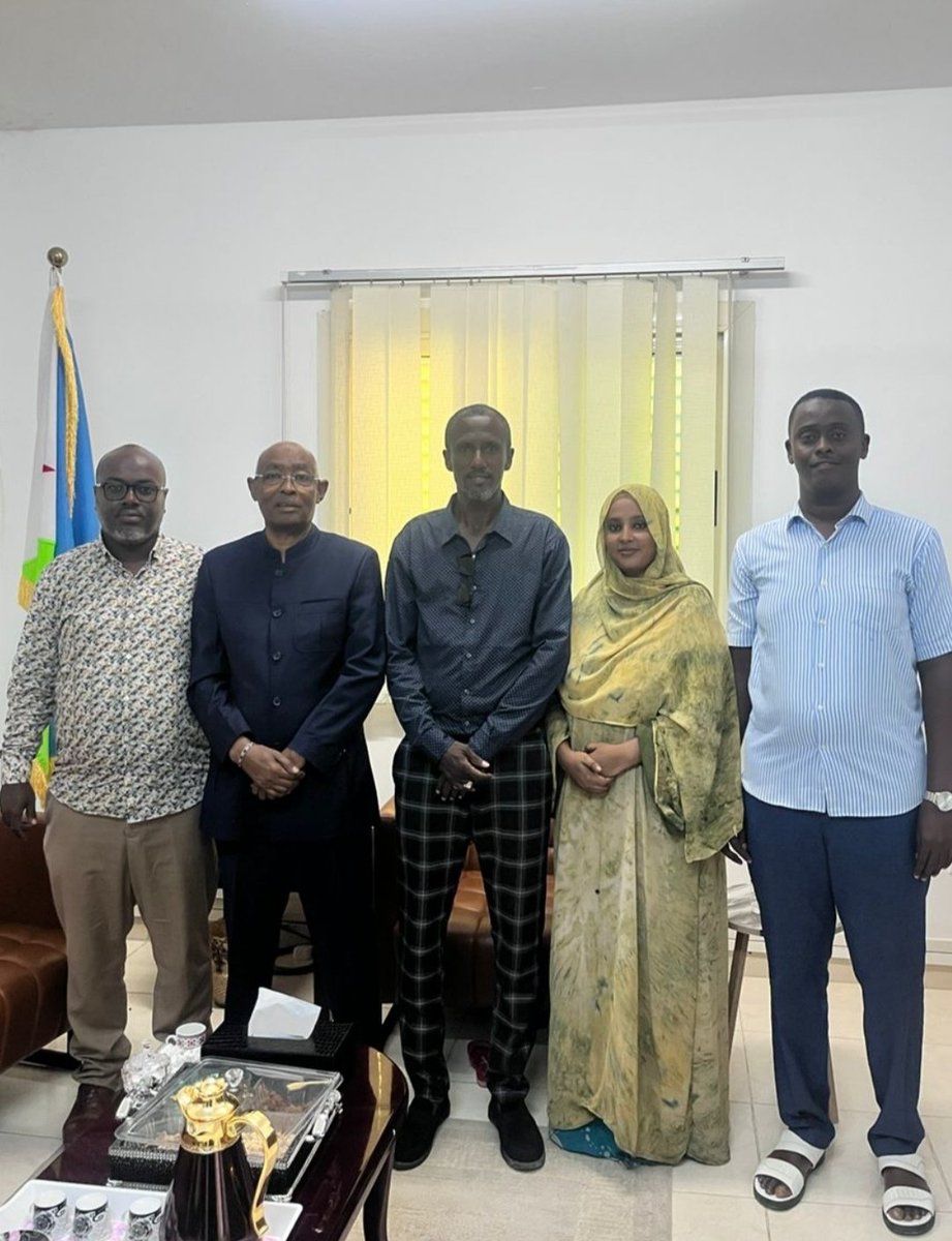 momed222's tweet photo. 👥 #MDCD Un moment précieux avec le Ministre délégué chargé à la décentralisation, Kassim Haroun. Un leader engagé pour une gestion locale efficace et une administration plus proche des citoyens. ✍🏼 #Décentralisation #Djibouti https://t.co/cArPxwyCZf