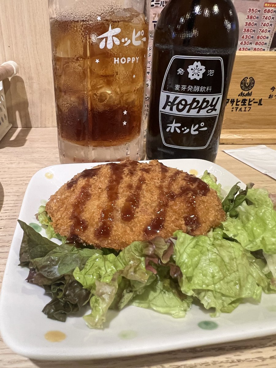 hebenoleke's tweet photo. 久々の魚魚組、ランチ呑み。
#まぐろカマ焼き #オニオンサラダ #三日月コロッケ🌙 
#黒ホッピー #魚魚組船橋 https://t.co/85Yned4zRO