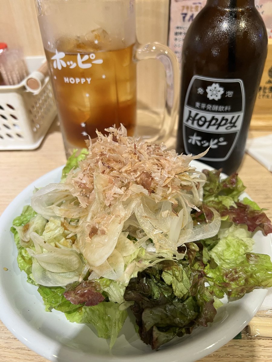 hebenoleke's tweet photo. 久々の魚魚組、ランチ呑み。
#まぐろカマ焼き #オニオンサラダ #三日月コロッケ🌙 
#黒ホッピー #魚魚組船橋 https://t.co/85Yned4zRO