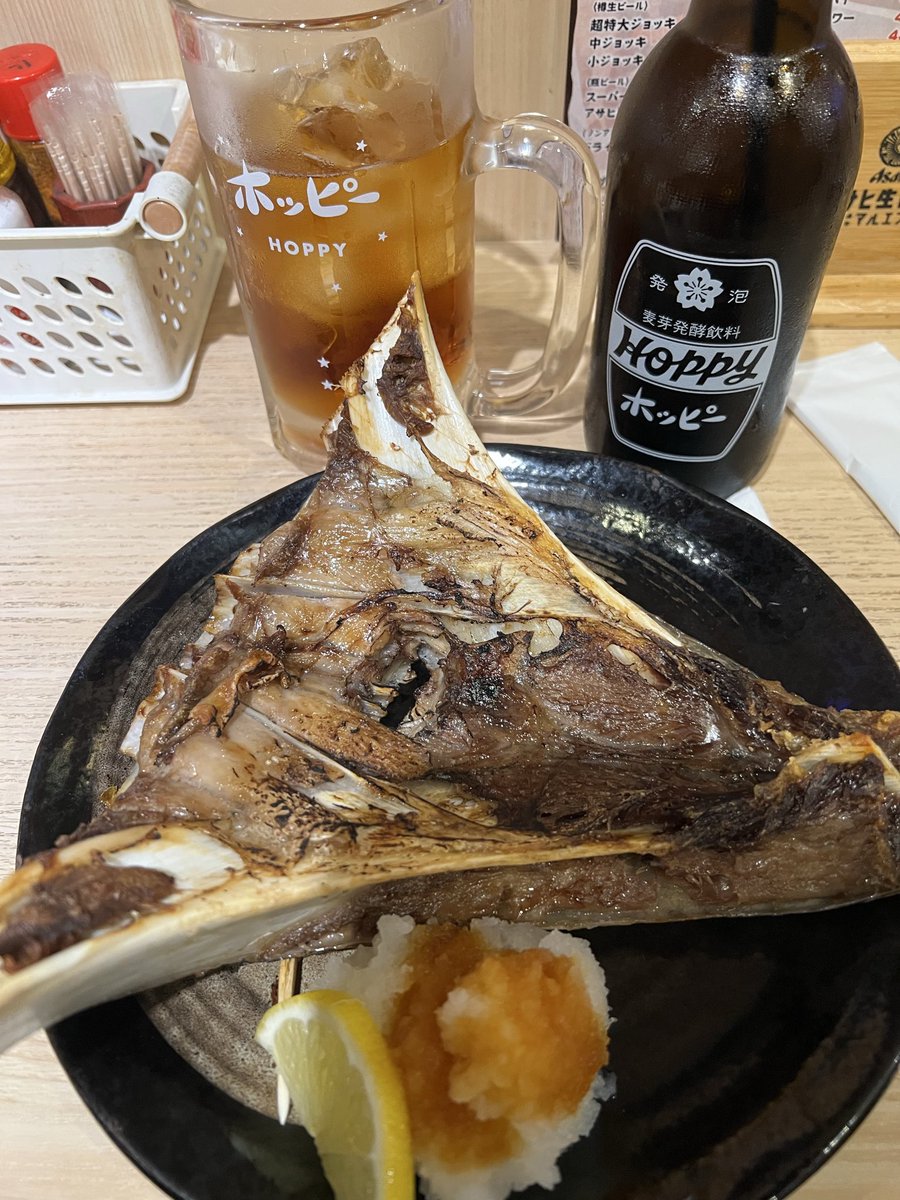 hebenoleke's tweet photo. 久々の魚魚組、ランチ呑み。
#まぐろカマ焼き #オニオンサラダ #三日月コロッケ🌙 
#黒ホッピー #魚魚組船橋 https://t.co/85Yned4zRO