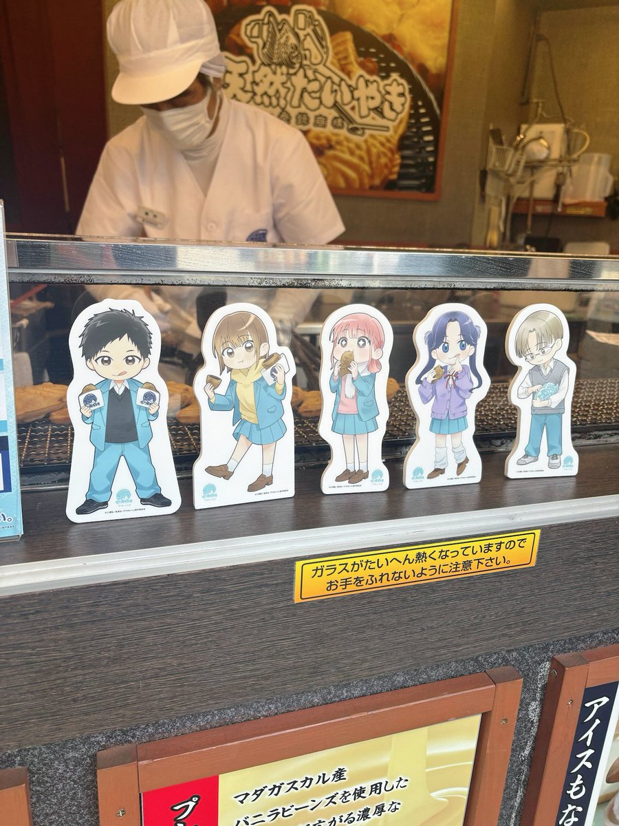 DeNA_goods_info's tweet photo. 本日より開催のTVアニメ『#アオのハコ』×鳴門鯛焼本舗 のコラボ店舗の様子をお届け🟦

コラボデザイン装飾と、大喜・千夏・雛のパネルがお出迎えします✨️
皆様のご来店をお待ちしております！

詳細➡️ https://t.co/jxtZIhodIz
#DeNAgoods #アニハコ https://t.co/kwTCAm0UBK