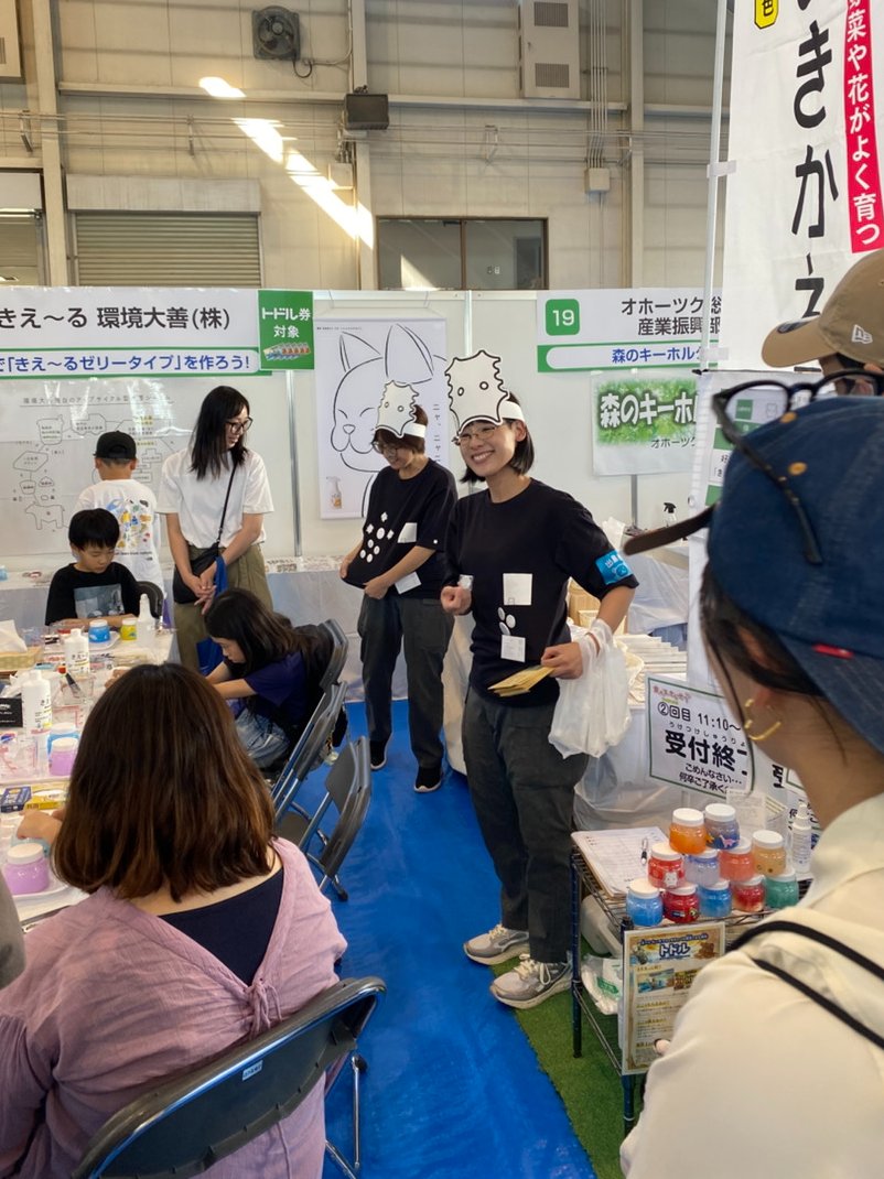 🎃本日１０月３１日は ＃ハロウィン🎃

ハロウィンには仮装が定番、環境大善も仮装？？して奮闘しています👏

みなさんは今年、どんな仮装をしているのでしょう✨

※写真は9月27日 コープさっぽろ様主催「食べる・たいせつフェスティバル」に参加した時の様子