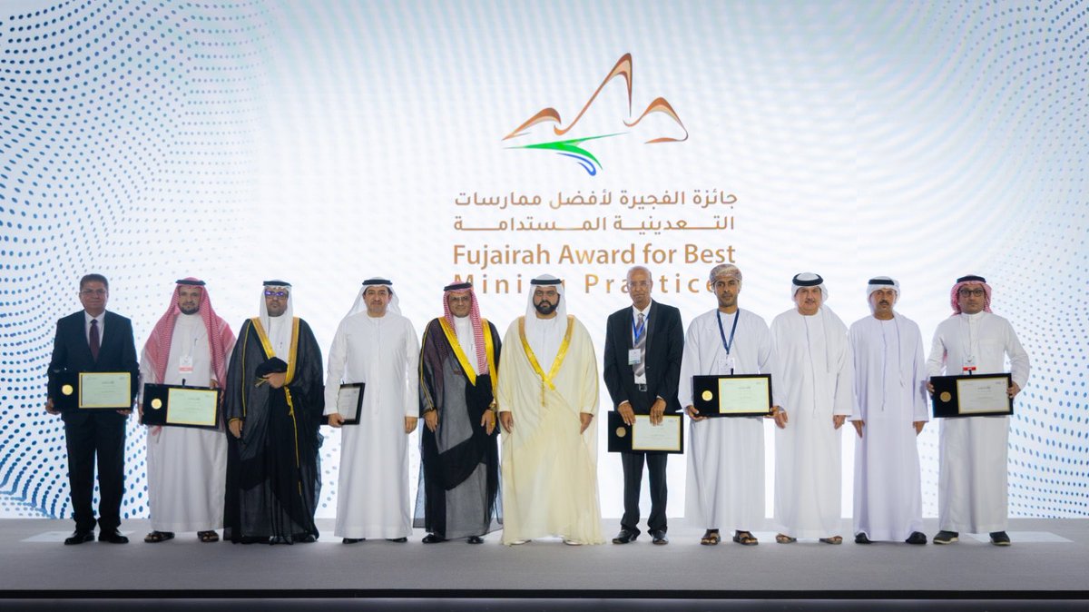 Najran_Univers's tweet image. #جامعة_نجران تحصد المركز الأول في جائزة الفجيرة العالمية لأفضل الممارسات التعدينية المستدامة (النسخة الثانية 2025)، عن فئة الابتكار التعديني، التي تنظمها مؤسسة الفجيرة للموارد الطبيعية. وتسلّم الجائزة ممثل وفد الجامعة د.مبخوت الصيعري، من سمو الشيخ محمد بن حمد الشرقي ولي عهد إمارة…