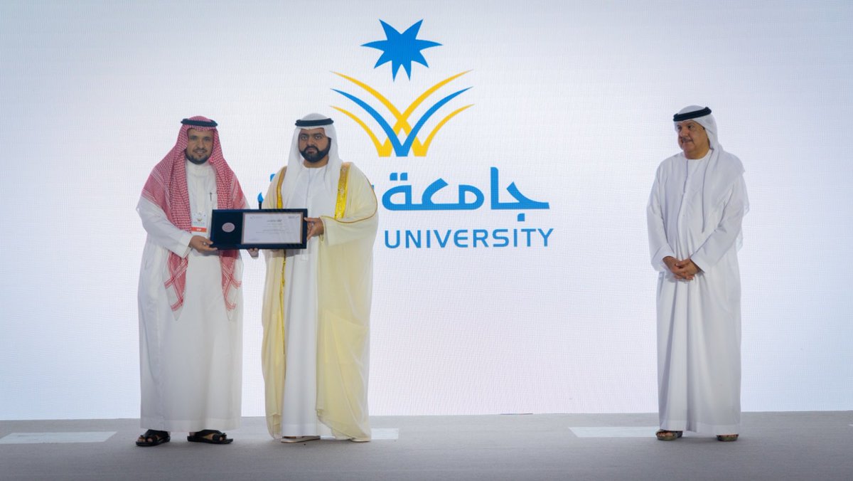 Najran_Univers's tweet image. #جامعة_نجران تحصد المركز الأول في جائزة الفجيرة العالمية لأفضل الممارسات التعدينية المستدامة (النسخة الثانية 2025)، عن فئة الابتكار التعديني، التي تنظمها مؤسسة الفجيرة للموارد الطبيعية. وتسلّم الجائزة ممثل وفد الجامعة د.مبخوت الصيعري، من سمو الشيخ محمد بن حمد الشرقي ولي عهد إمارة…