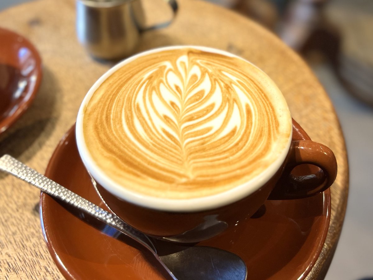 cafe_flight_4F's tweet photo. スペシャルティ珈琲にこだわり、その日の最高のエスプレッソを抽出。美味しいラテが飲めます。 https://t.co/hmWSx1LKZw