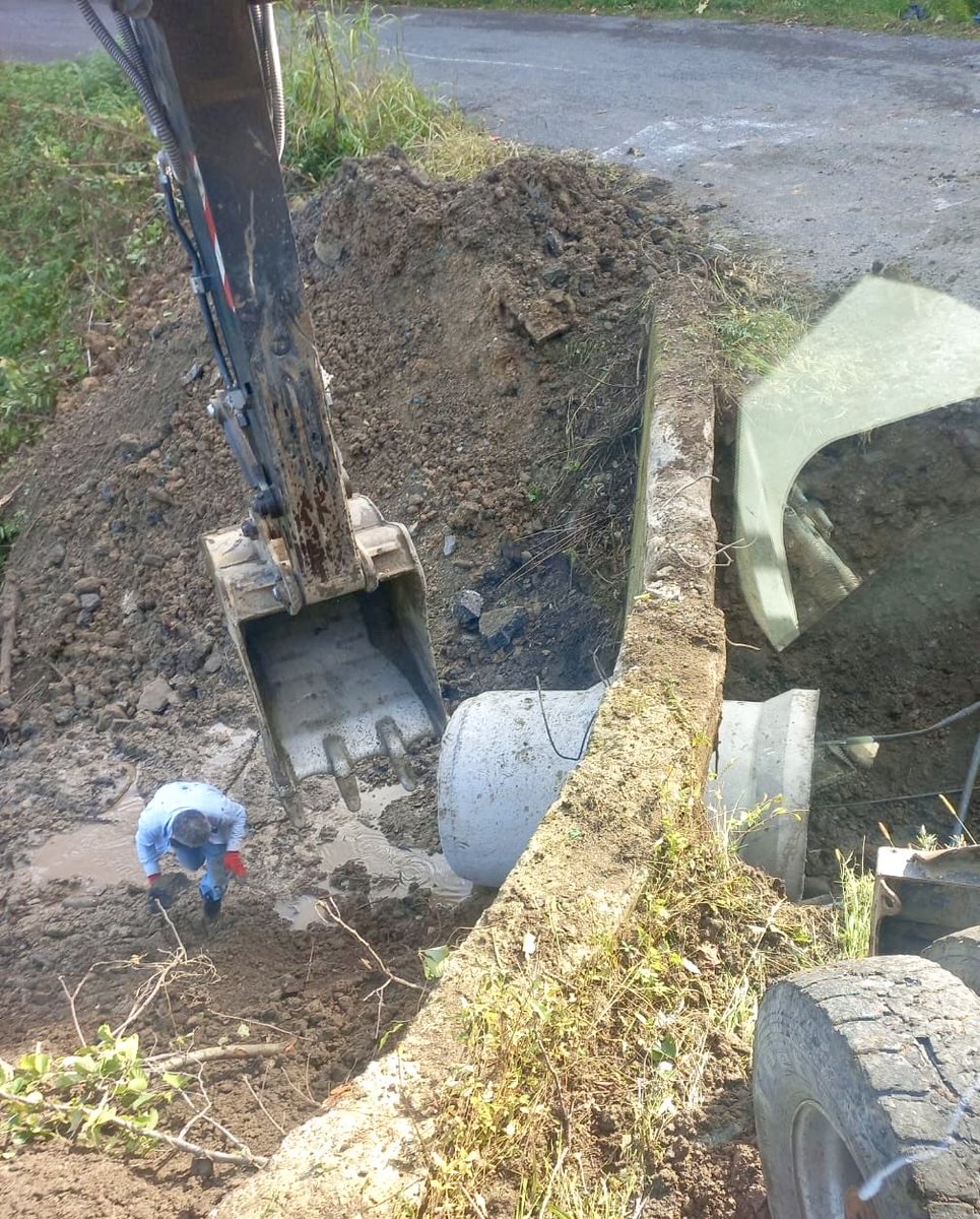 g_idaresi's tweet photo. Giresun’un Köy Yollarında Çalışmalar Sürüyor
Giresun İl Özel İdaresi ekipleri, köy yollarındaki bakım ve onarım çalışmalarına devam ediyor. Ekipler, Merkez ilçeye bağlı #Sarvan köyü yolunda büz atma çalışması gerçekleştirdi.🚜⚒️🚧
#ÖzelİdareHerYerde
#Giresun👇 https://t.co/eOElTtZEV4