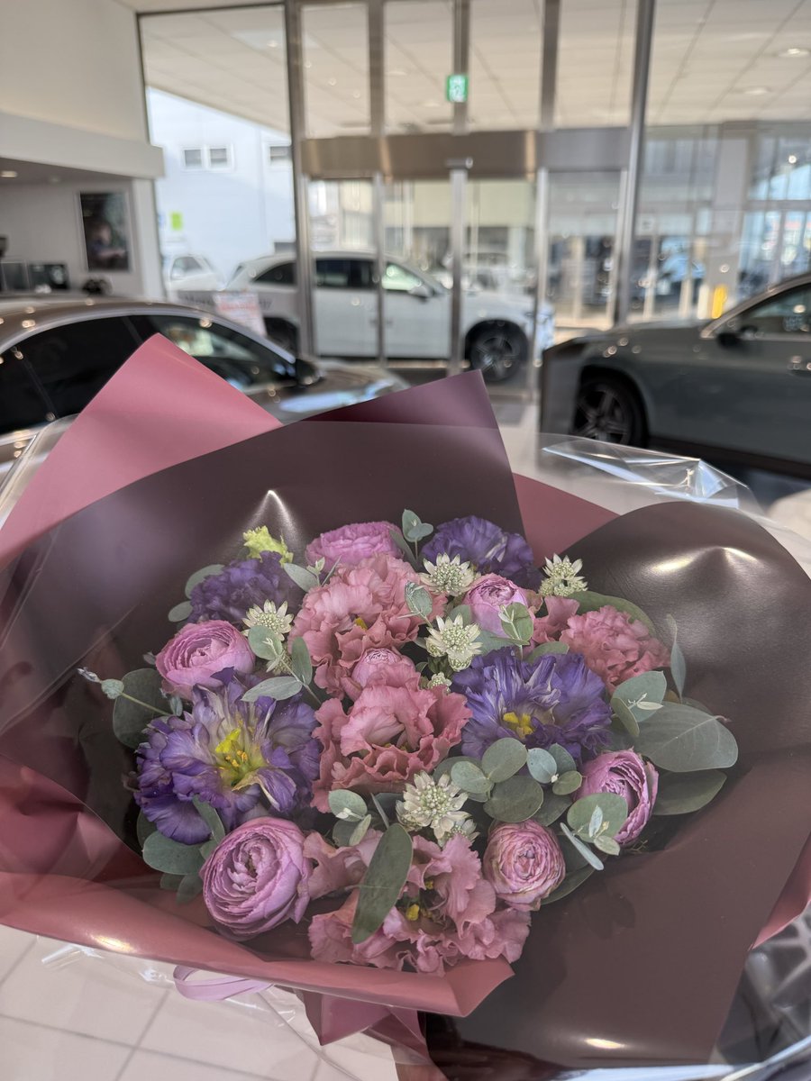 ff_age's tweet photo. 納車祝いにヤナセさんに素敵なお花いただいた💐 https://t.co/fLGbWUfO8S