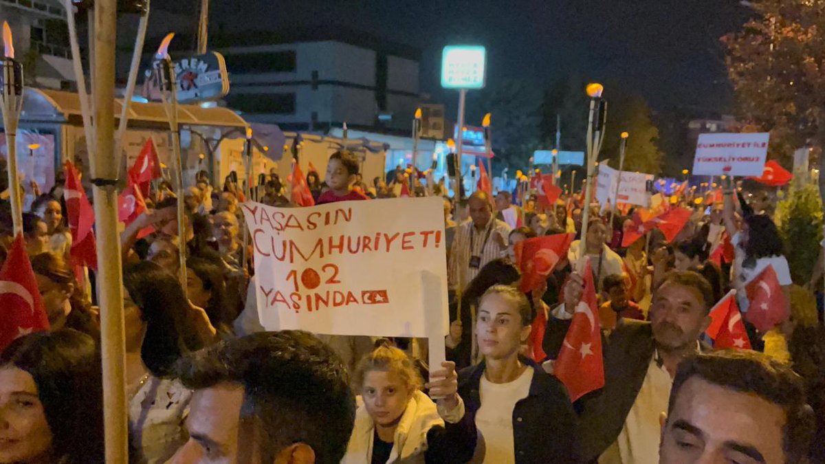 Turk24_'s tweet photo. Yurdun dört bir yanında 'Cumhuriyet' yürüyüşü gerçekleştirildi. 🇹🇷 https://t.co/pKs18YNAfy