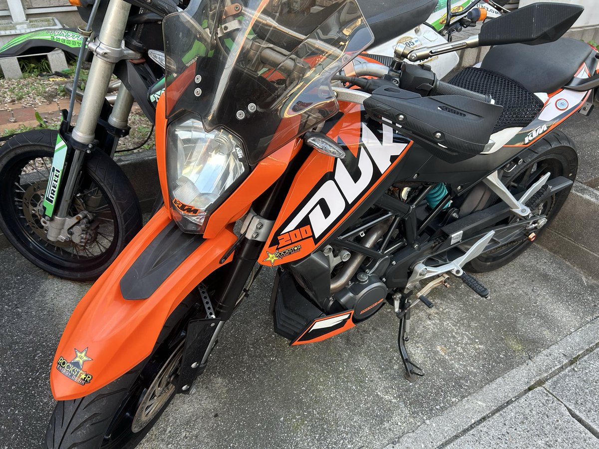 supermako755's tweet photo. 車が不調で足代わりに貸していたKTMが友人から返却。ついでに少し走ってきたが、貸している数ヶ月の間にリアショックとオイルキャッチタンクが増えていたw
リアショックは抜けていたからちょうど良かったけど、かなり硬め。
少しセット変更しないと疲れる仕様に。
#KTM
#DUKE200 https://t.co/ok14MYW8P5