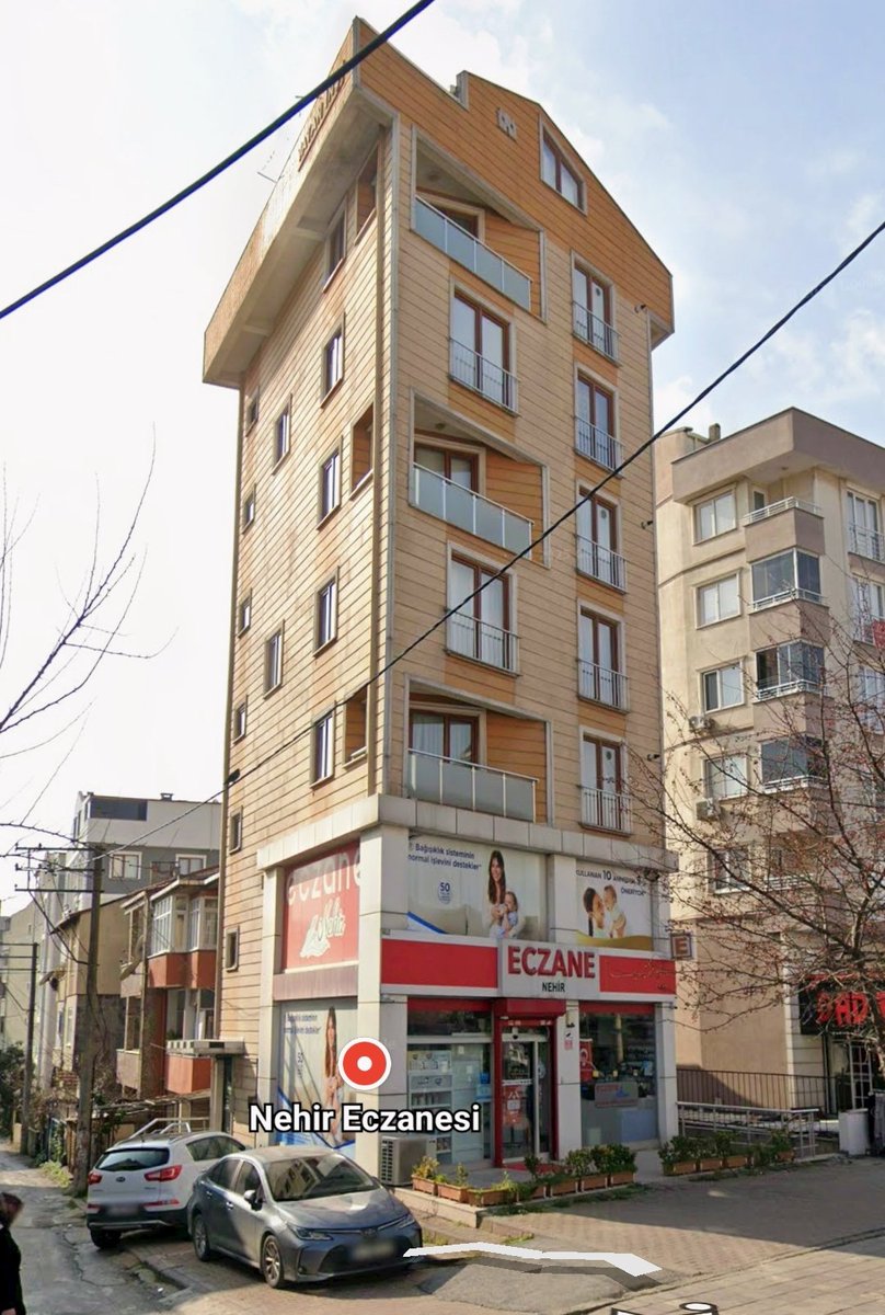 Bina komple yan yatmış. Kolonları ile birlikte devrilmiş.
Tıpkı kökünden devrilen ağaç gibi. 
Ya binanın temelinde sıkıntı vardı. Yada binanın olduğu bölgedeki metro dan kaynaklanan bir kayma vardı.
Gebze'de 6
