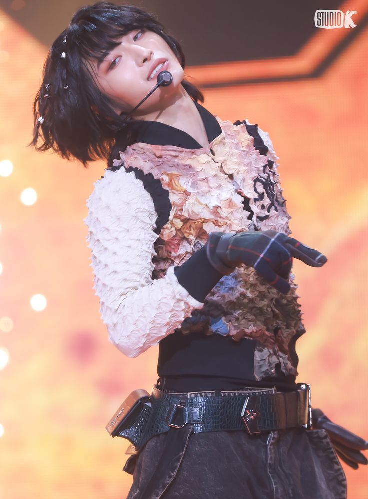 motherhwapark's tweet photo. gender of the day : Seonghwa changing the industry with this outfit alone https://t.co/X1Hqh8ABih