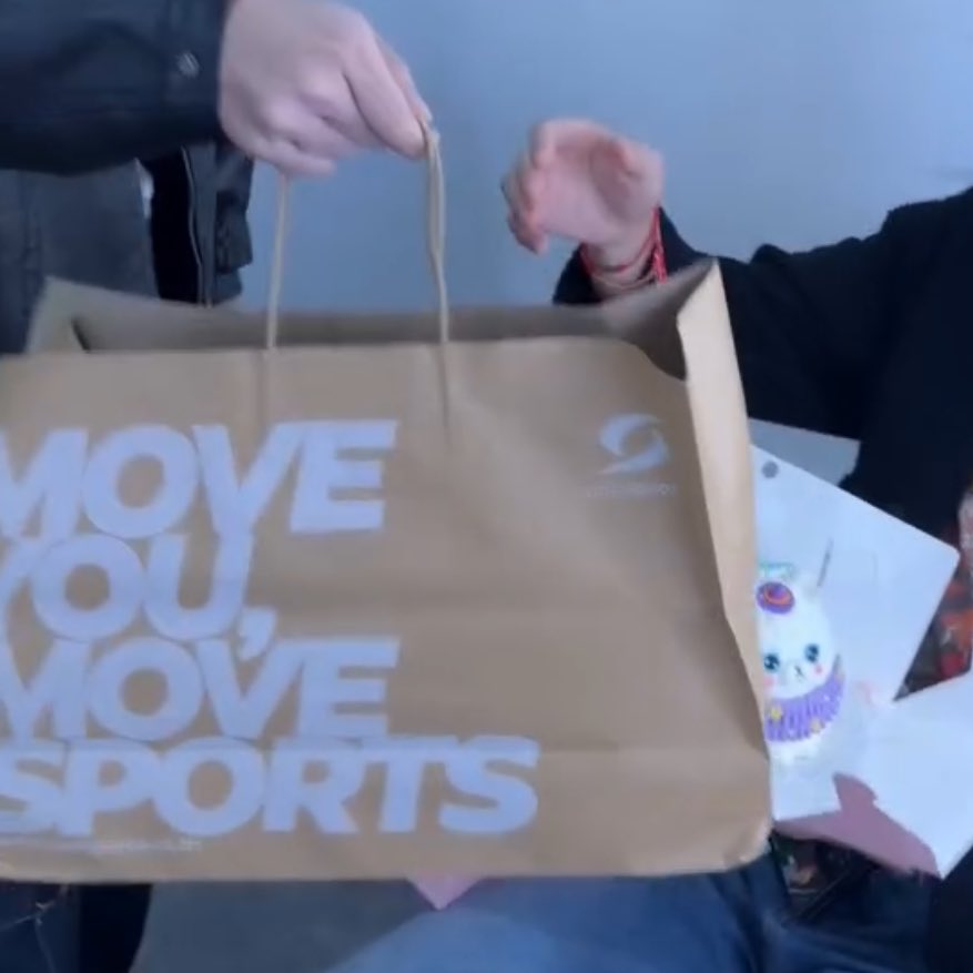 ใช้กระเป๋าแบรนด์เค้าไปทำงานให้เค้าเห็น✅

ถือเค้กแมวเซอไพร์สวันเกิด✅✅

ให้ของขวัญวันเกิด✅✅✅

กุยอมมมมมคติประจำตัวพ่อคือไม่ใช่ไอโต้งแต่ก็รักเมียที่สุดในโลกเหมือนกัน😭

#skynani