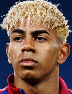 Dia masih sangat muda. 
Bakat selangit. 
Kenapa banyak yang membencinya?