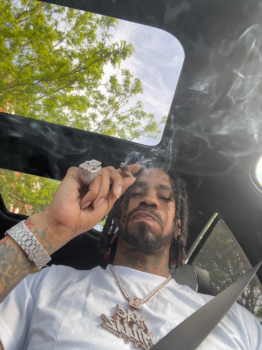 Hung2lowxxx's tweet photo. Just out smoking 🔊🔊🔊🔊 https://t.co/pyChWno9r4