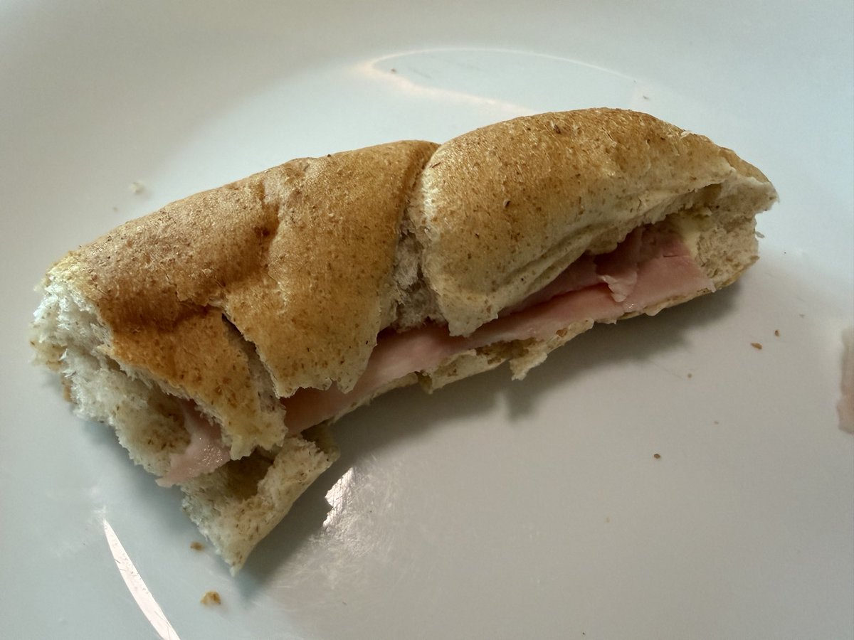 DikanGabor's tweet image. Ha a pékségben árulnak szeletelt kenyeret, akkor miért nem árulnak félbevágott kiflit? Sosem tudom normálisan szendviccsé alakítani 😂 #fwp