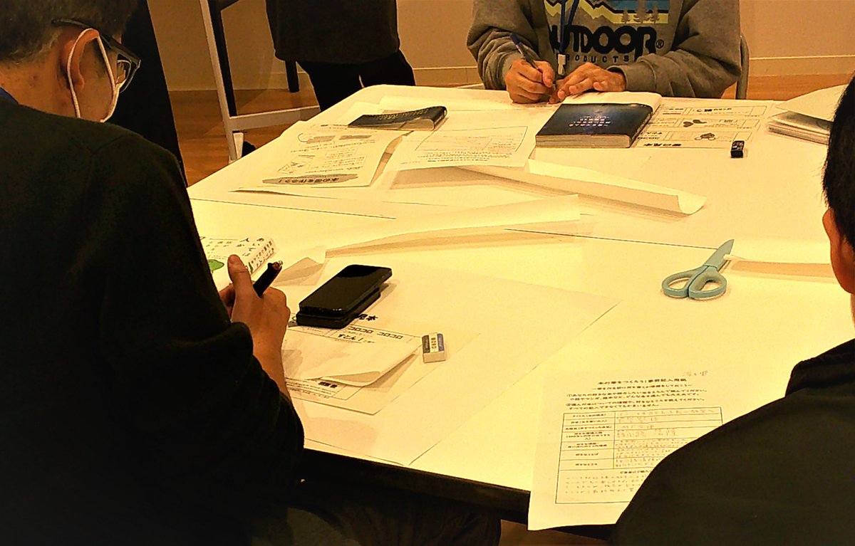 中央図書館です🐳

本日、出前講座で『本の帯づくり』📗をしました。
はじめは悩んでいたけれど、みなさん集中して作業し、素敵な💕帯ができました。
それぞれの個性が光る作品です✨
ご参加ありがとうございました。